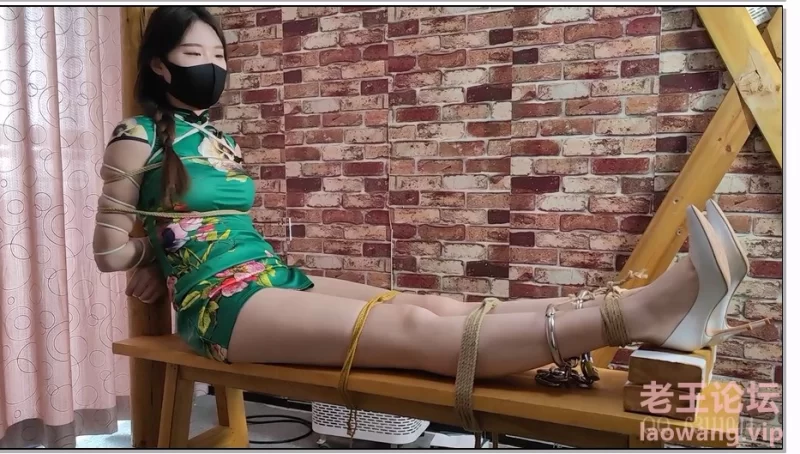 随心原创 杨蕊 不屈的女烈 老虎凳虐足 肥美多汁的小脚丫.jpg