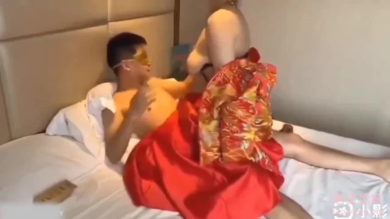 绿帽奴伺候老婆跟单男做.mp4_20241016_204023.239.jpg